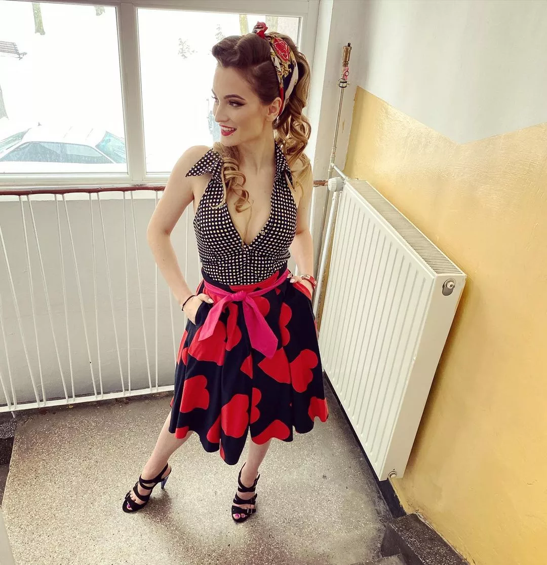 Gwiazda disco polo nie szczędzi fanom mega gorących ujęć! Wokalistka jakiej nie znacie! 